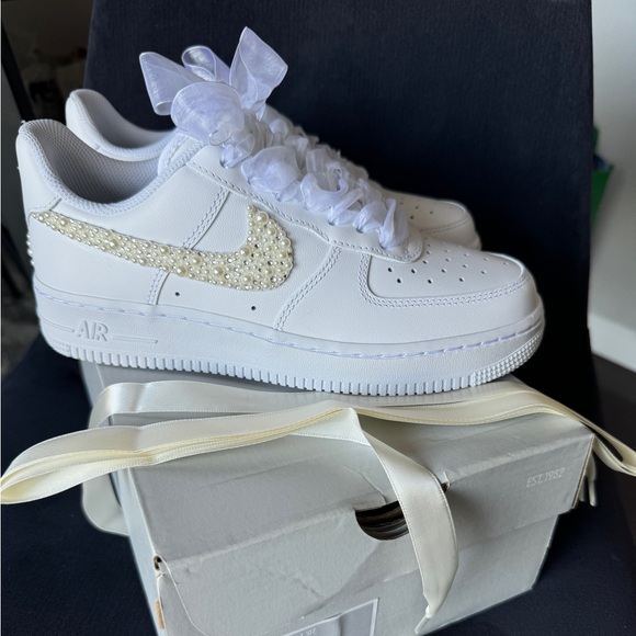 Pearl Bridal Air Force 1 - Picture 1 of 1